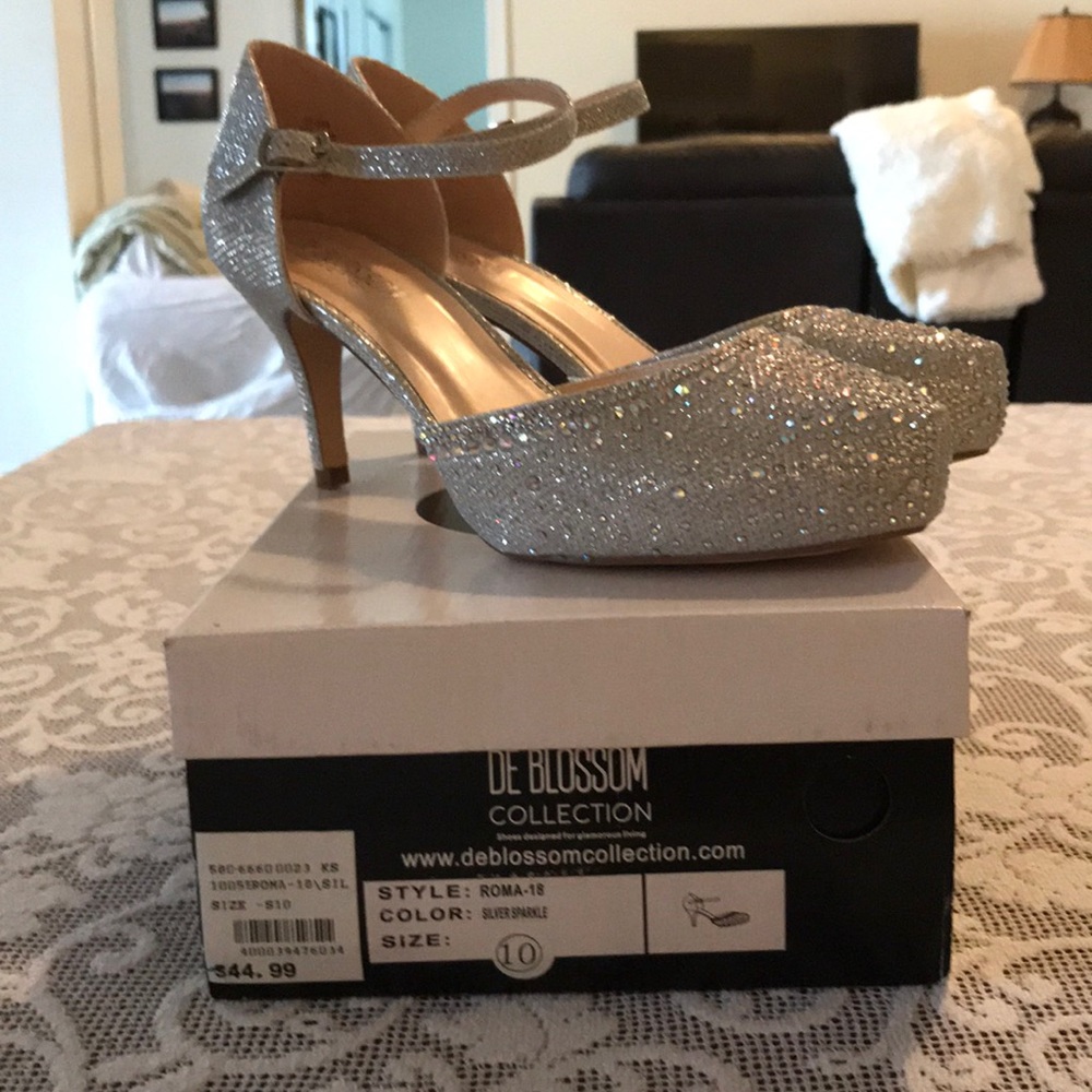 De Blossom Collection Silver Roma Pumps Size 10